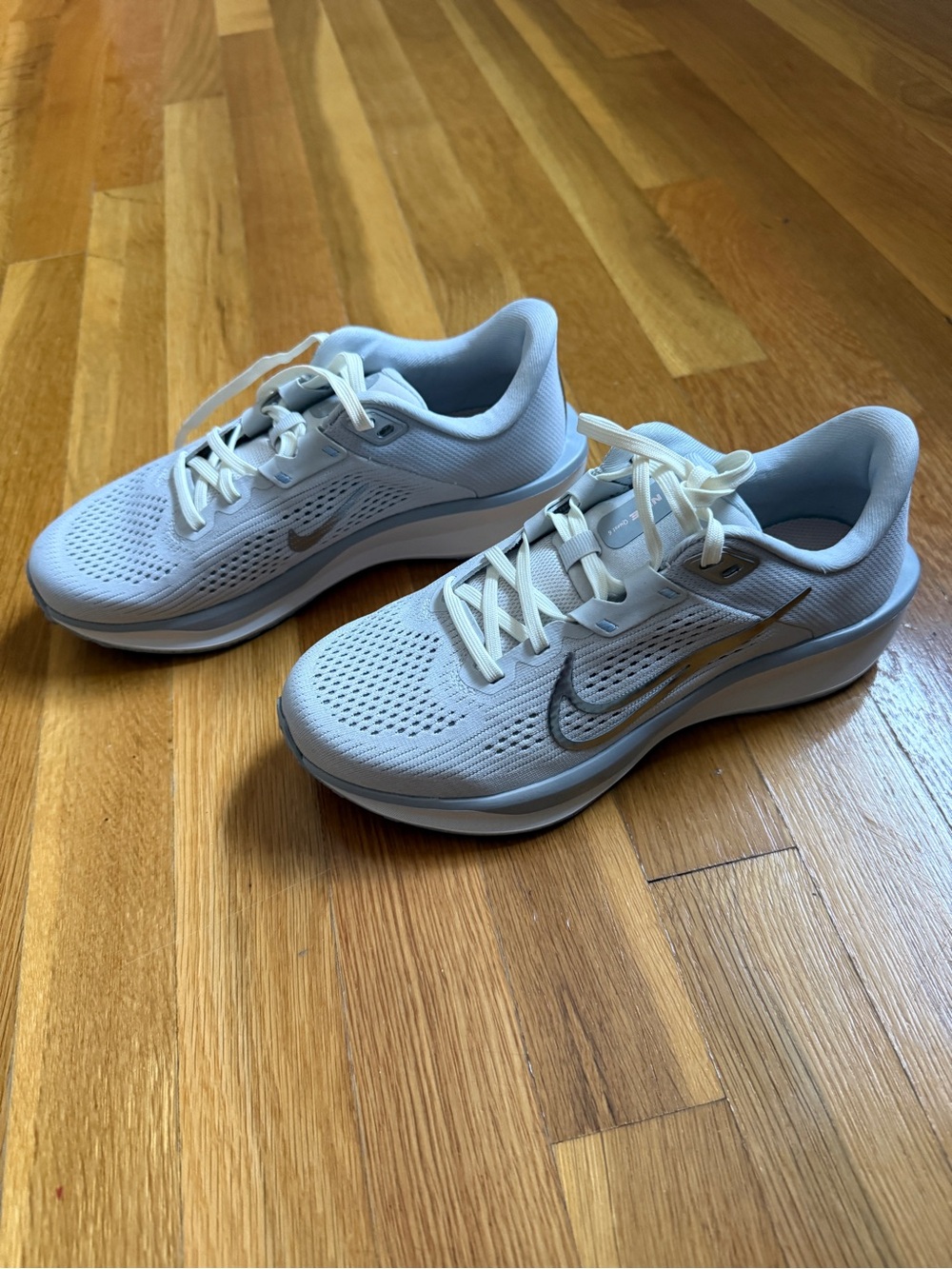Nike Light Gray and White Women's Athletic Running Shoes - Picture 2 of 6